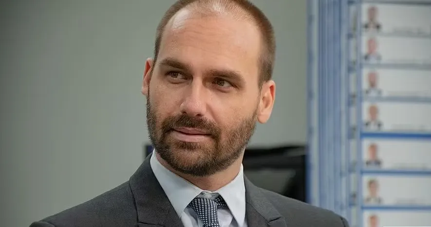 Imagem ilustrativa da imagem Eduardo Bolsonaro celebra captura de Maduro e alfineta Lula e Petro