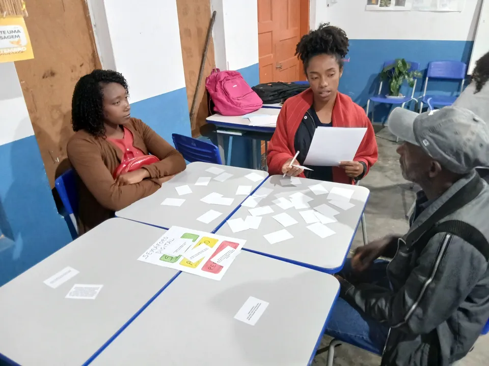 Estudantes da EJA e a professora Tatiana Santos Oliveira