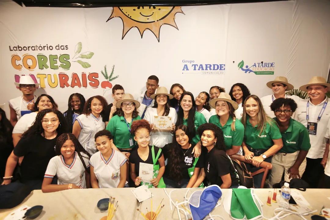 Secretária Rowenna Brito visita Laboratório das Cores Naturais na Fenagro 2024
