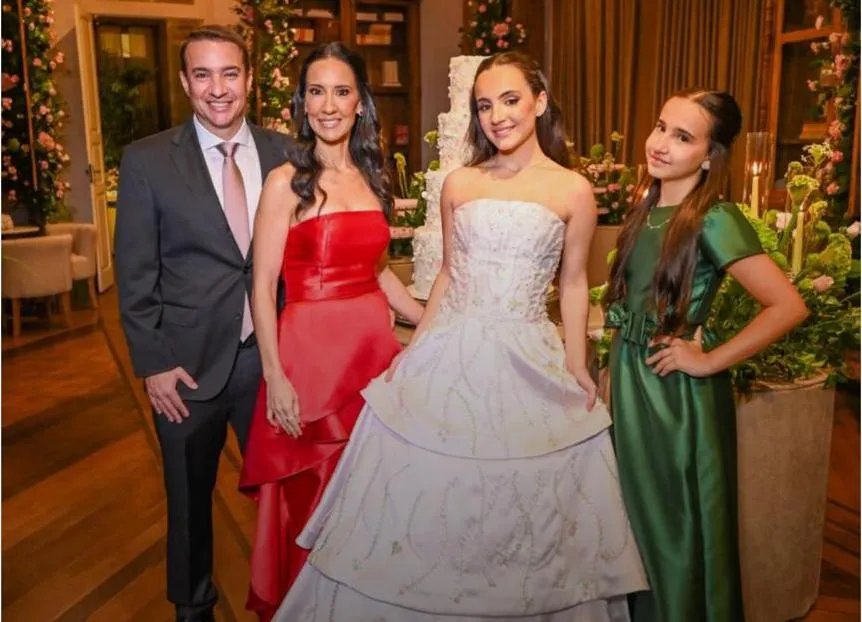 Giovanna radiante ao lado dos pais e da irmã, Rafaella