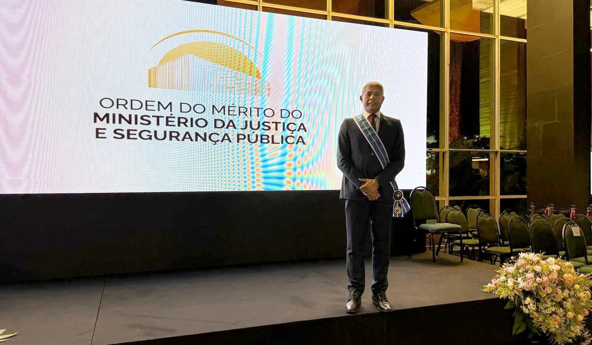 Jerônimo Rodrigues recebeu a condecoração na presença de autoridades dos três Poderes.