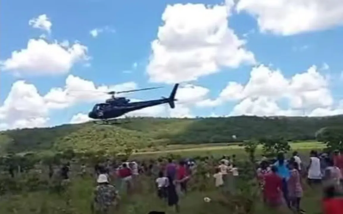 Vídeos mostram a aeronave sobrevoando uma área de pasto