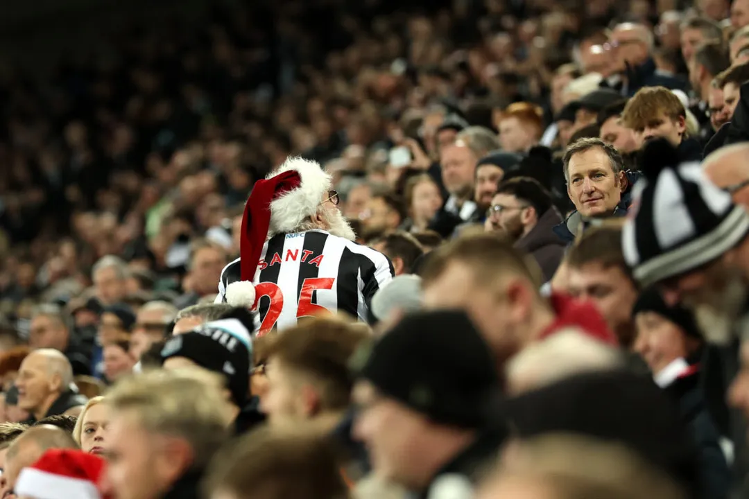 Torcedor vestido de Papai Noel na torcida do Newcastle