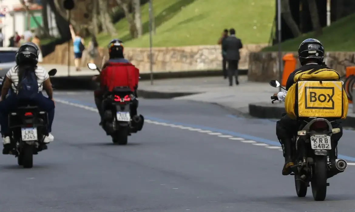 Entregadores de app lutam por melhores condições de trabalho.