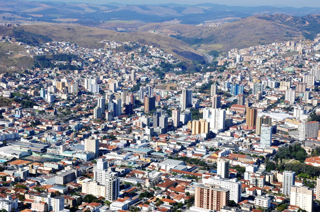 Erguida sobre um vulcão extinto, Poços de Caldas reúne águas sulfurosas famosas desde o Império