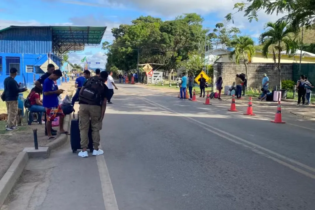 Refugiados da Venezuela em posto de acolhimento na cidade de Pacaraíma, em Roraima