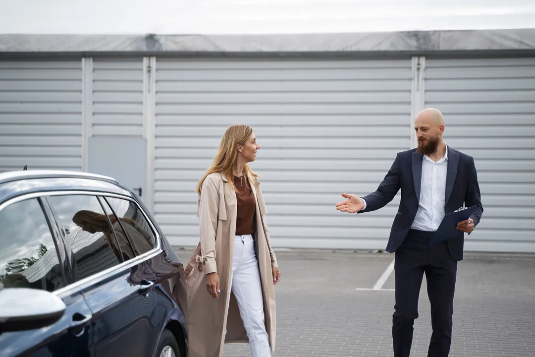 Imagem ilustrativa da imagem Estacionar na frente da própria garagem pode gerar multa?
