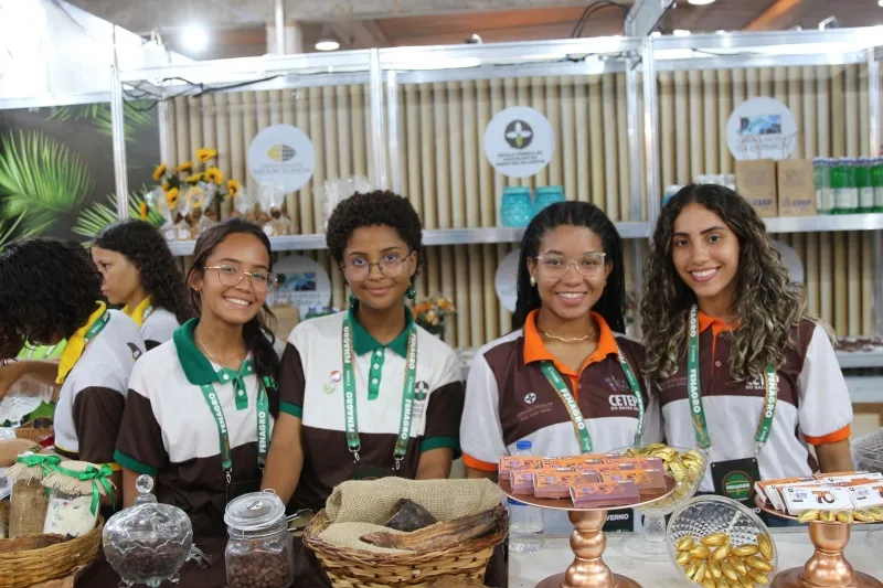 Estudantes da Bahia expõem produtos das escolas-fábricas na Fenagro