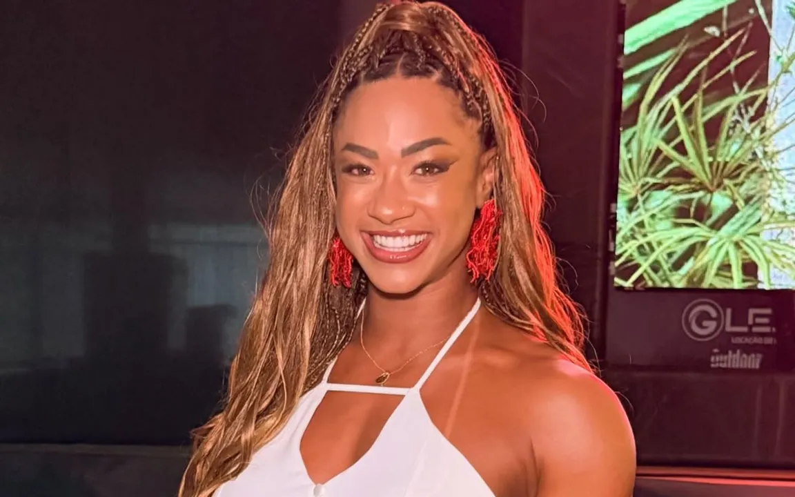 A ex-BBB foi flagrada aos beijos com Cezar Black