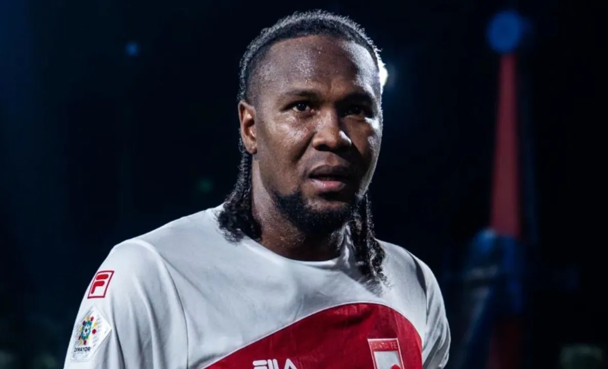 Hugo Rodallega em campo pelo Santa Fe