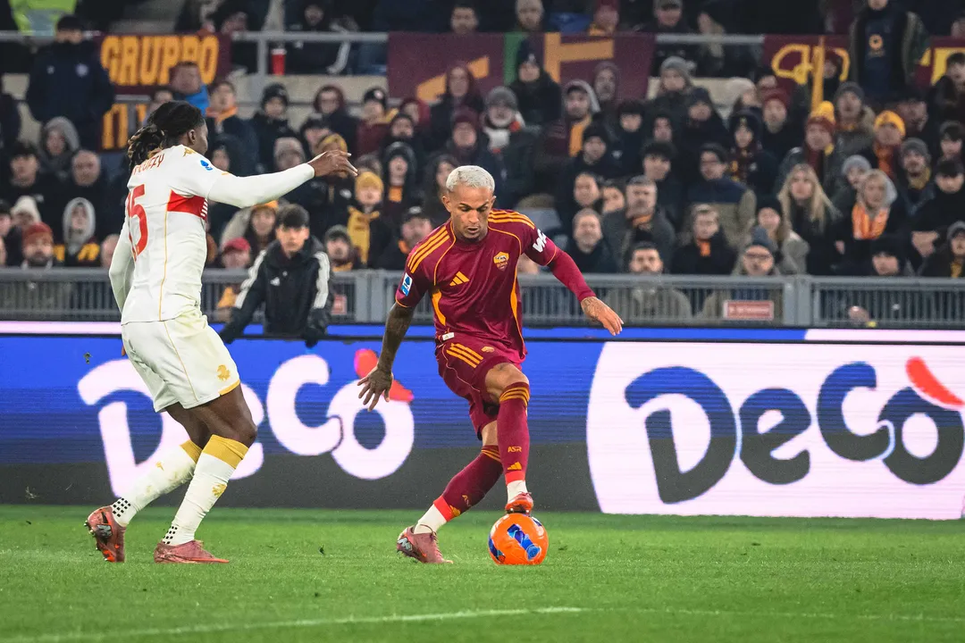 Wesley em campo pela Roma
