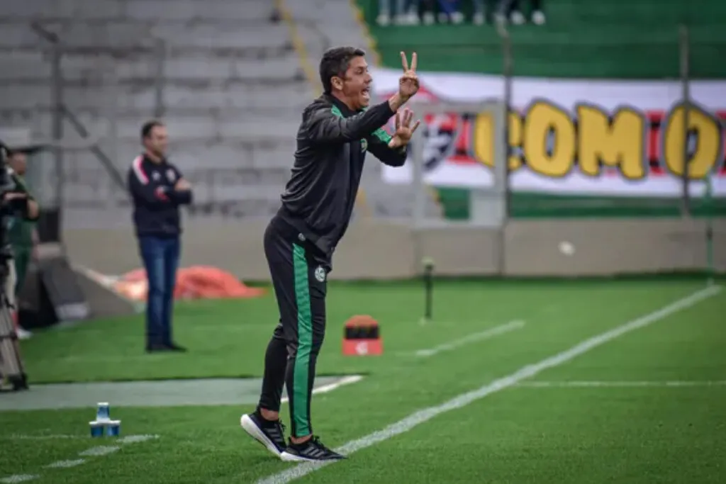 Técnico confirma saída após rebaixamento