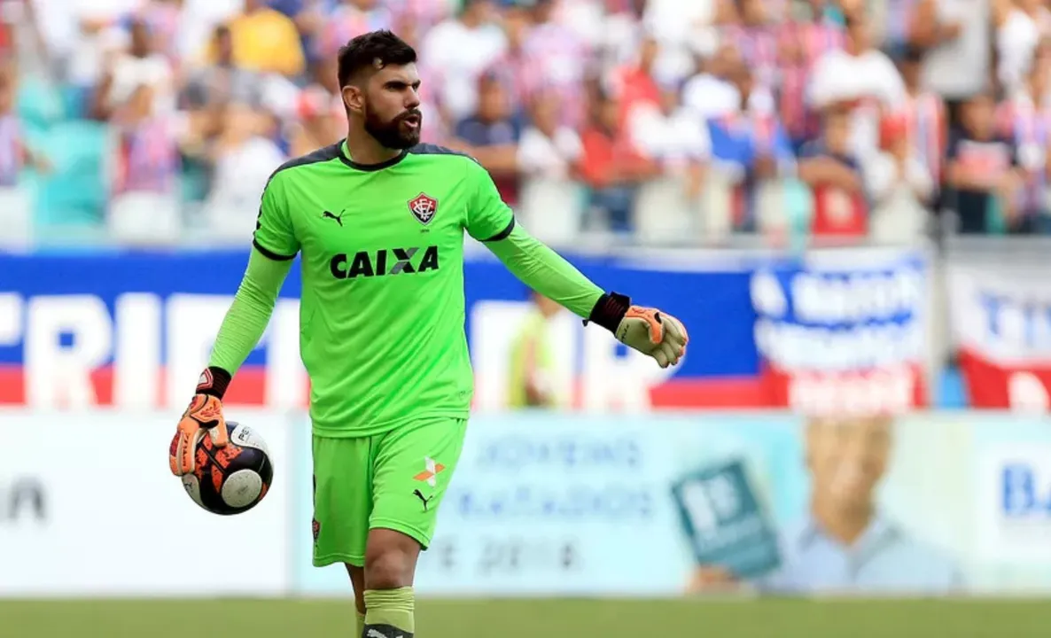 Fernando Miguel em campo pelo Vitória