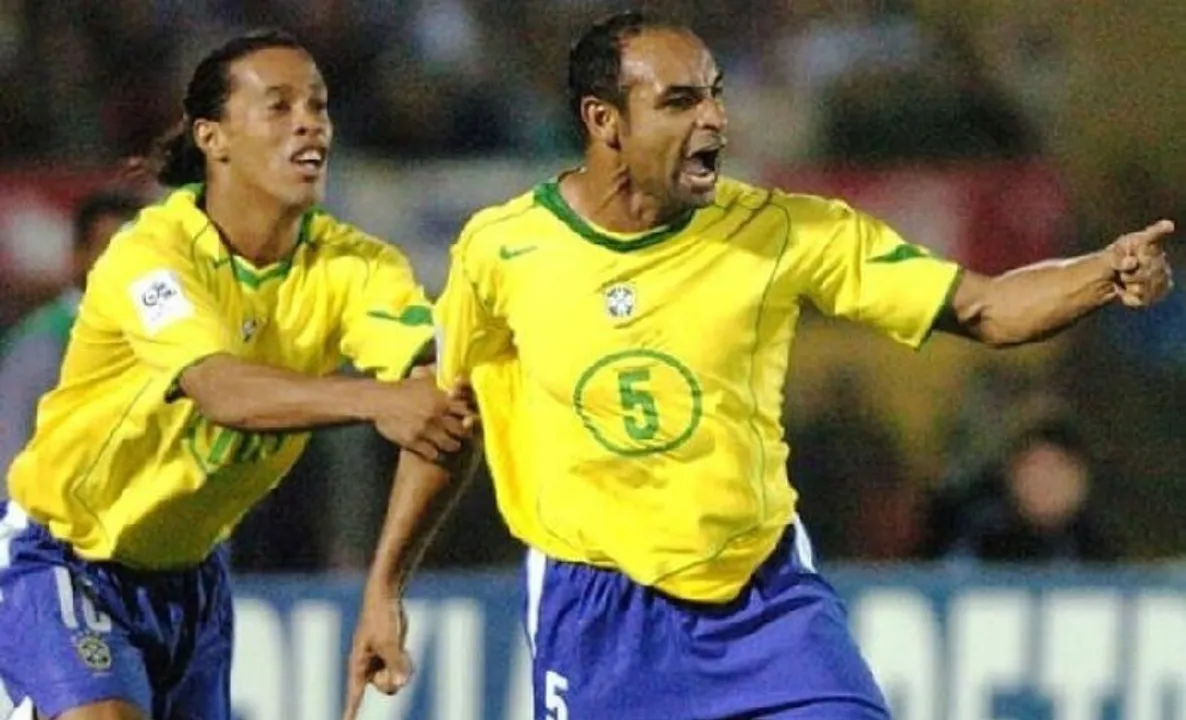 Ronaldinho Gaúcho e Emerson Rosa em campo pela Seleção Brasileira