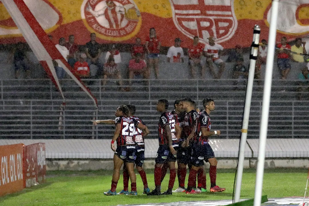 O lateral-direito de 22 anos, com passagem pela Seleção Sub-20, assinou com o clube paranaense ligado a Guilherme Bellintani