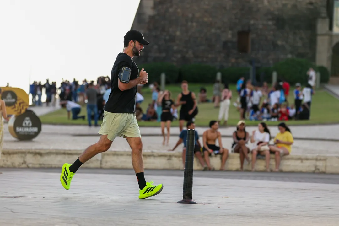 População de Salvador praticando atividade física na orla
