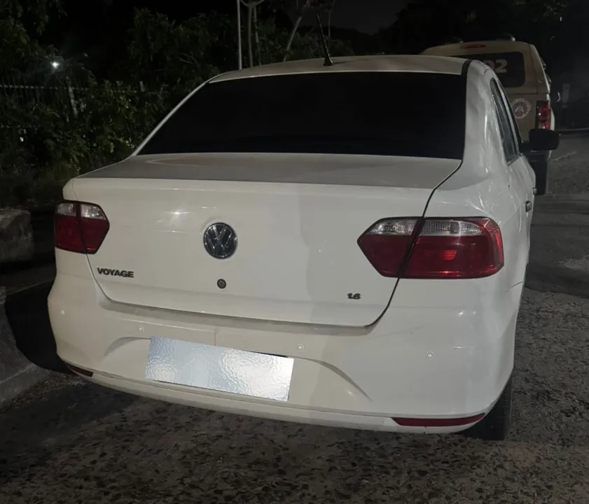 Imagem ilustrativa da imagem Falso policial civil é detido com veículo clonado na Estrada do Derba