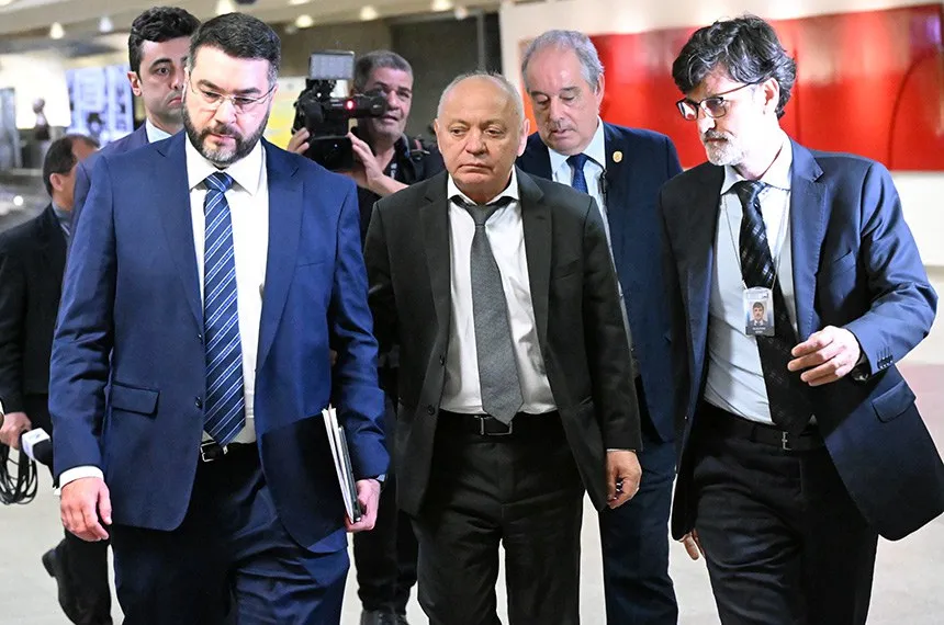 Abraão Lincoln acompanhado por policiais legislativos