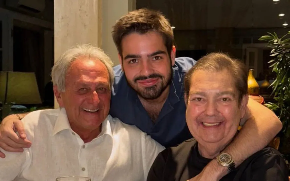 Faustão aparece sorridente curtindo o Natal em família