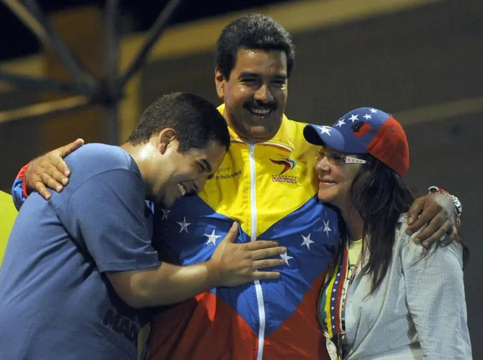 Nicolás Maduro ao lado do filho, Nicolasito, e de Delcy Rodríguez