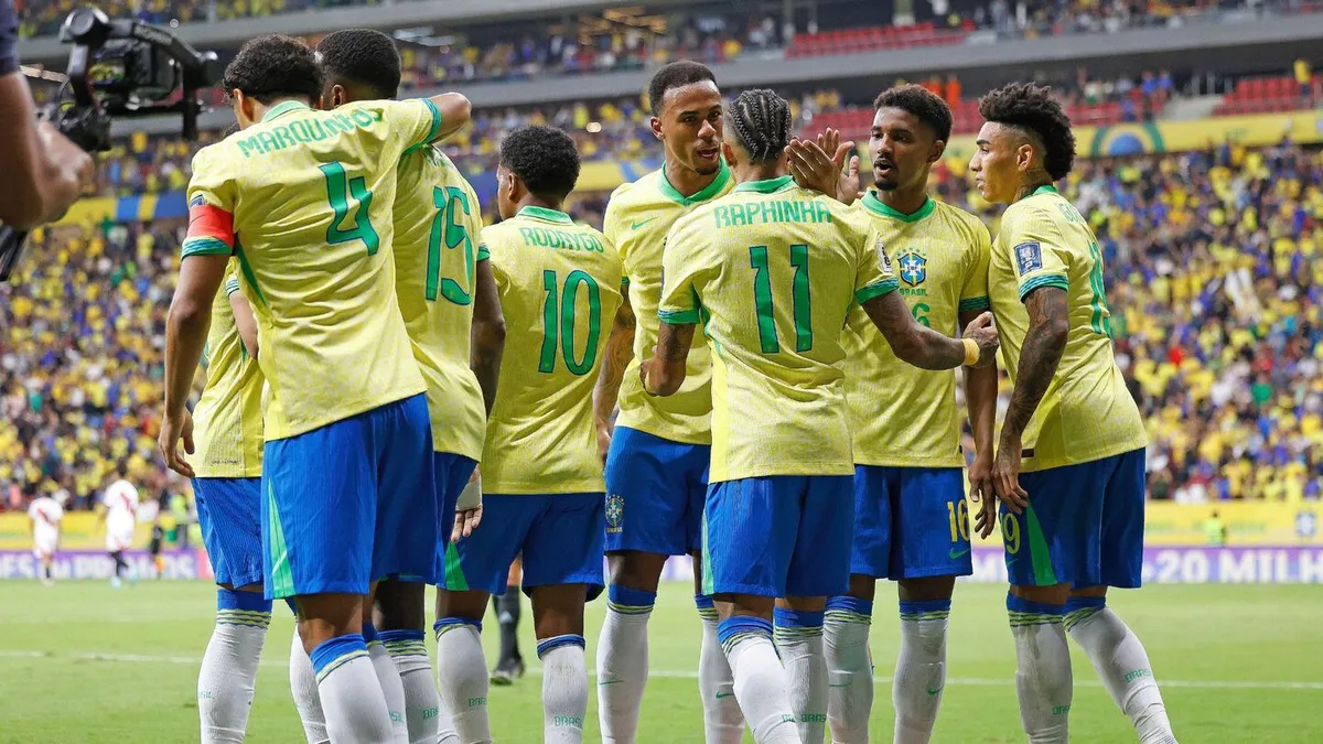 Jogadores da Seleção Brasileira comemorando gol