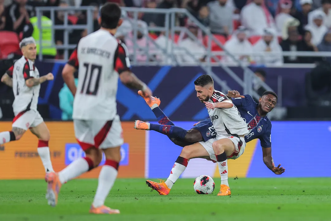 Nuno Mendes, do PSG, divide com Jorginho, do Flamengo, na Copa Intercontinental