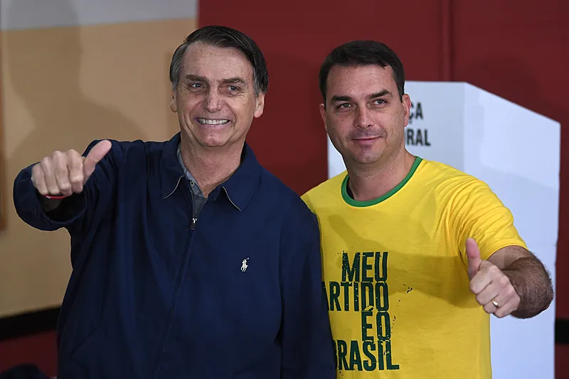 Jair Bolsonaro (PL) e senador Flávio Bolsonaro (PL)