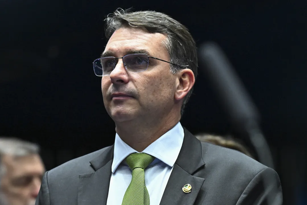 Senador Flávio Bolsonaro (PL) visitou o pai nesta terça-feira, 2