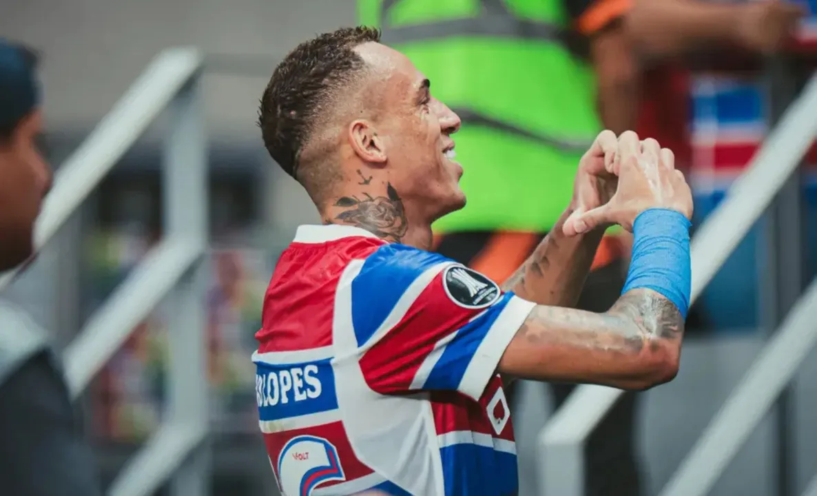 Breno Lopes em campo pelo Fortaleza