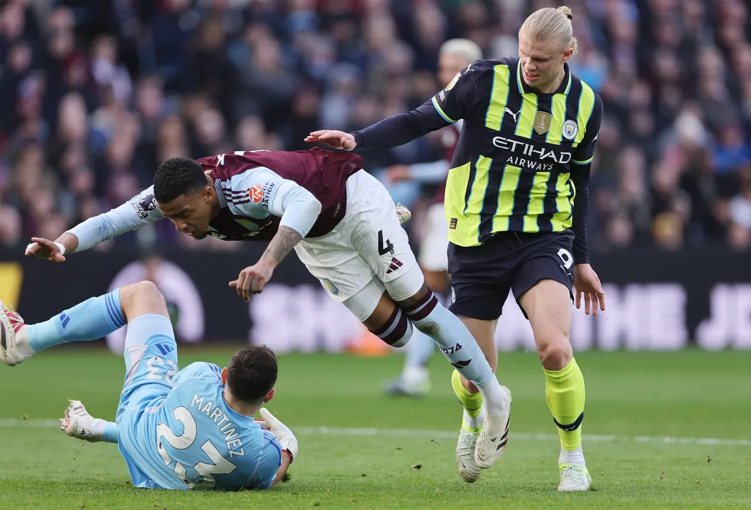 Haaland em disputa de bola