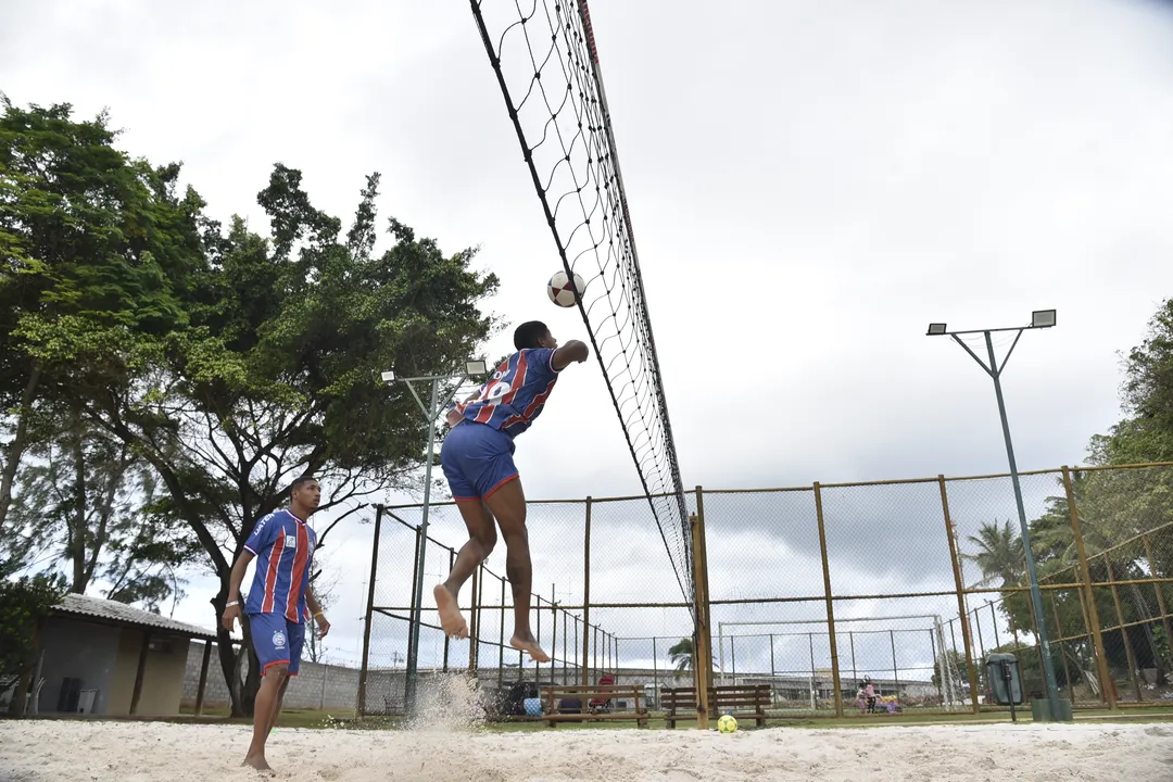 Equipe do Bahia joga em condomínio no parque Costa Verde, em Salvador