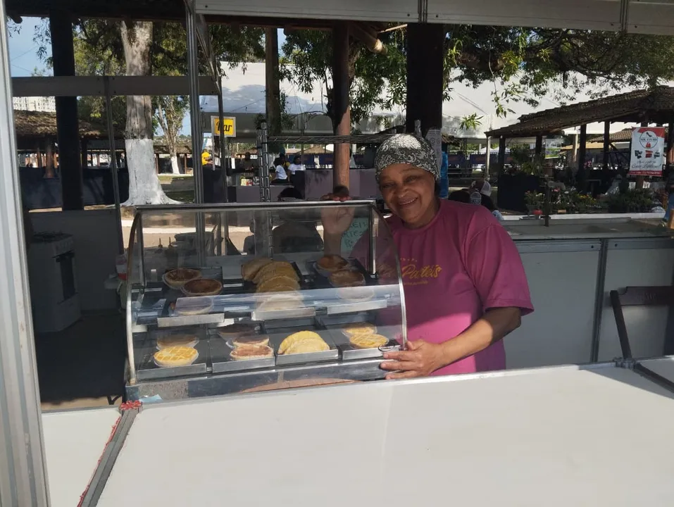 Pastel de dona Maria Emídia é uma das opções de comida da feira