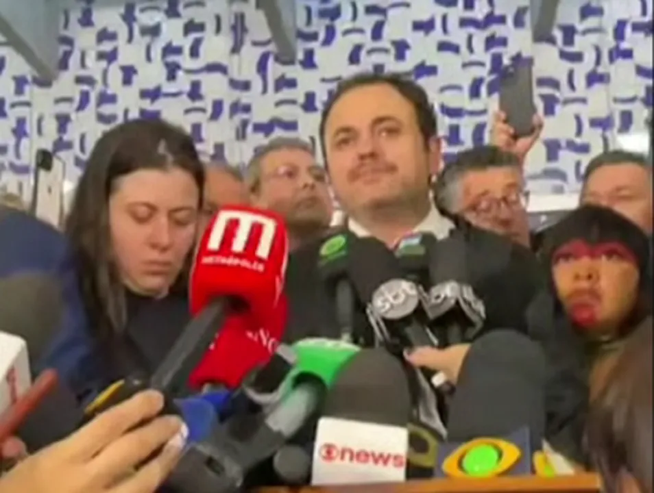 Glauber Braga em entrevista coletiva após ocupação da Câmara.