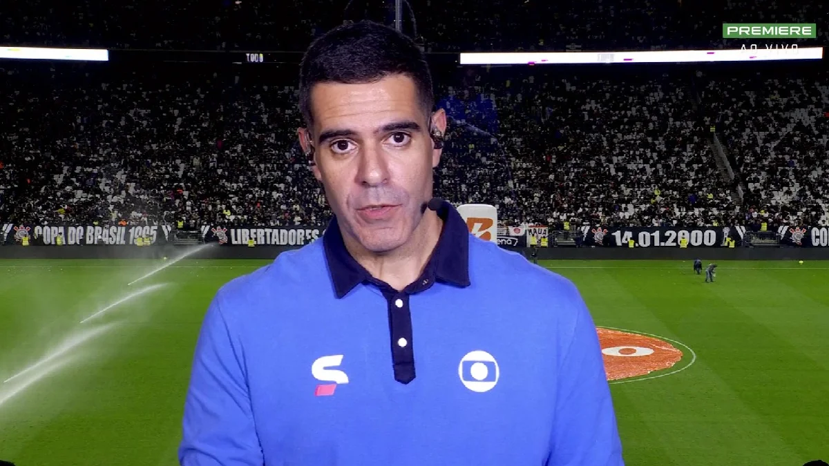 Paulo Andrade, narrador do SporTV, durante transmissão do jogo de ida da final da Copa da Brasil
