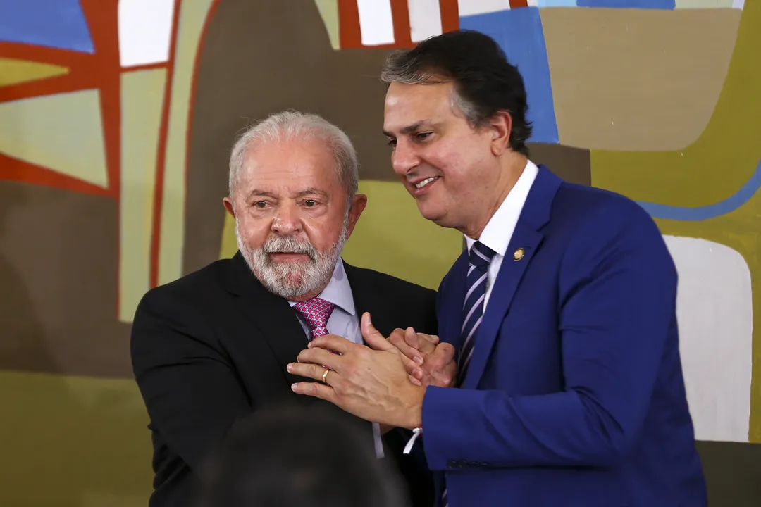 O presidente Luiz Inácio Lula da Silva e o ministro da Educação, Camilo Santana, durante reunião com reitores das universidades federais do país e dos institutos federais de ensino, no Palácio do Planalto.