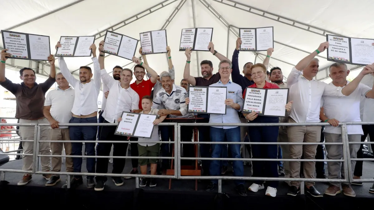 Governador assinou uma série de ordens de serviços para obras em Tucano.