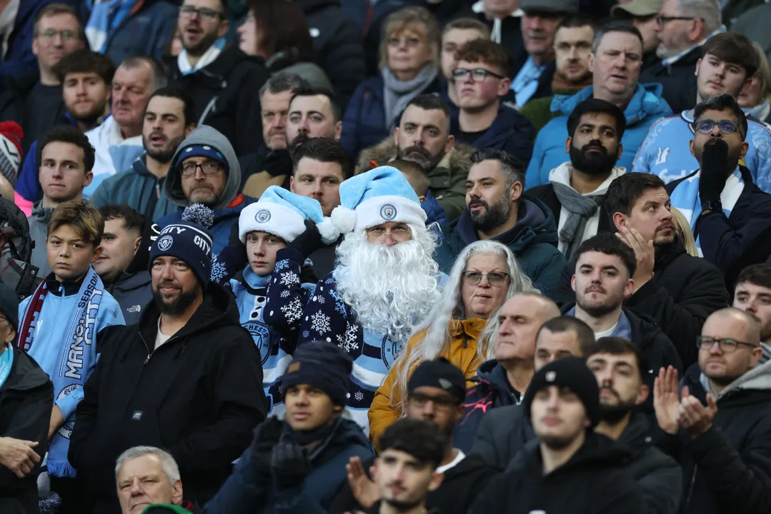 Torcedor do Manchester City fantisado de Papai Noel no estádio