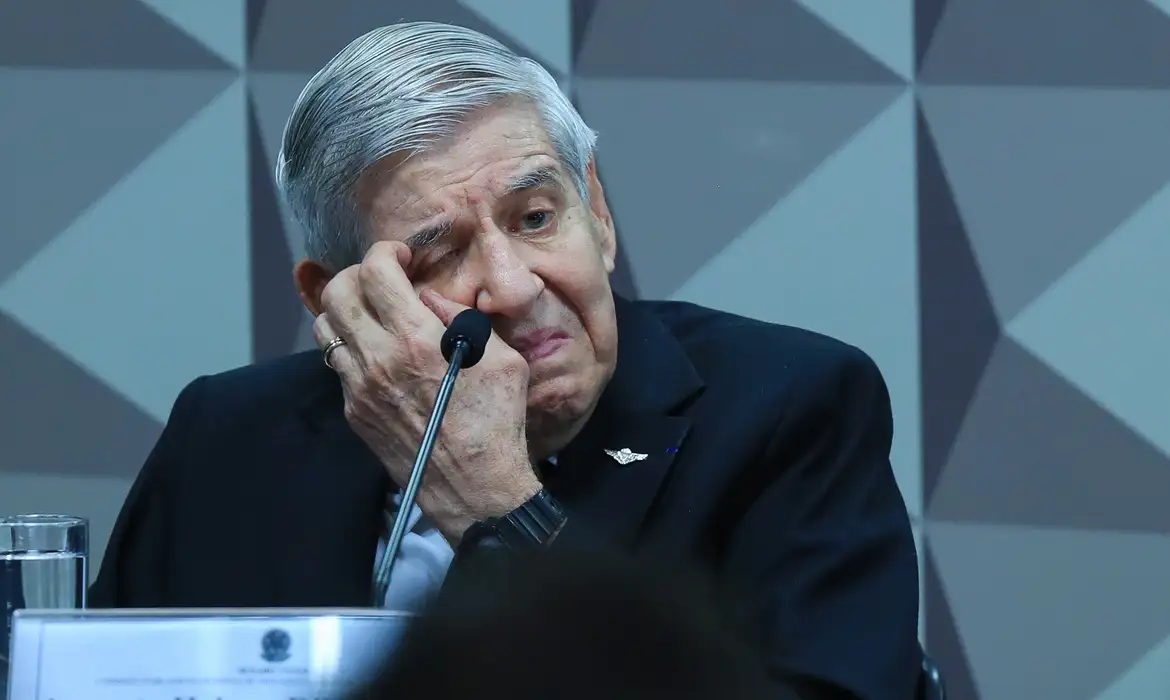 Imagem ilustrativa da imagem General Heleno: PGR propõe prisão domiciliar por prisão de ventre