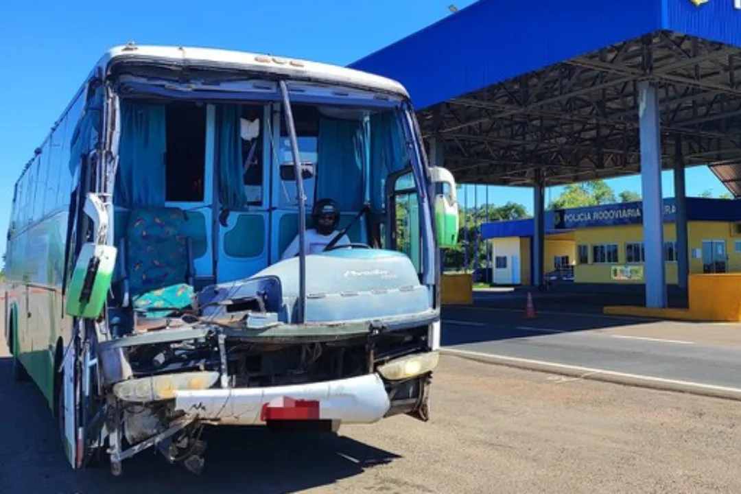 Homem dirigia ônibus batido e sem para-brisa, enquanto usava um capacete