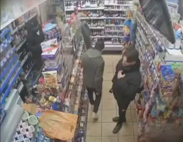 Imagem ilustrativa da imagem Homem encontra pai desaparecido em mercado após 20 anos