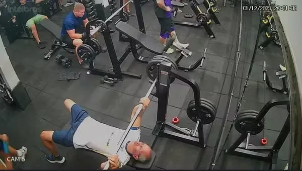 Imagem ilustrativa da imagem Homem morre após derrubar barra de supino durante exercício na academia