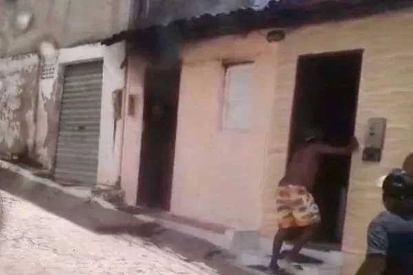 Quando o fogo teve início, a casa estava totalmente fechada