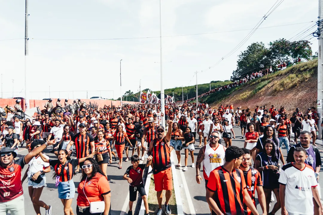 Torcida do Vitória aglomerada nos arredores do Barradão
