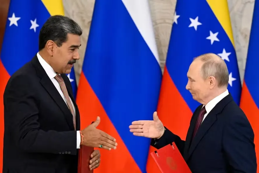 Nicolás Maduro, presidente da Venezuela, e Vladimir Putin, presidente da Rússia, apertam as mãos como sinal de aliança entre os países