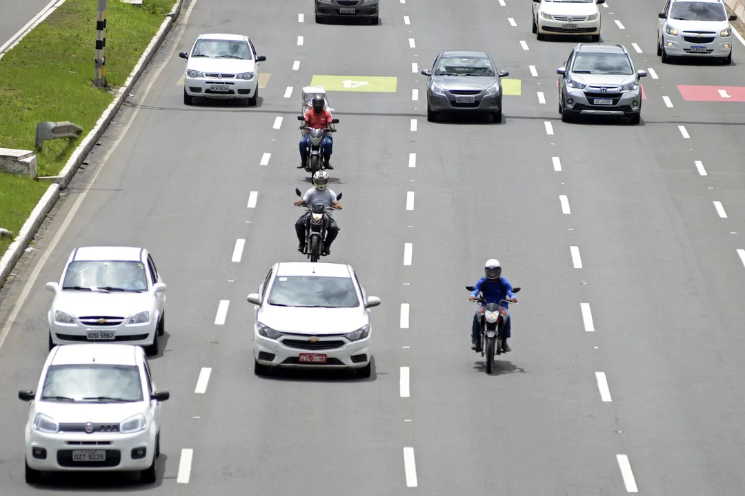 Veículos trafegando por uma avenida