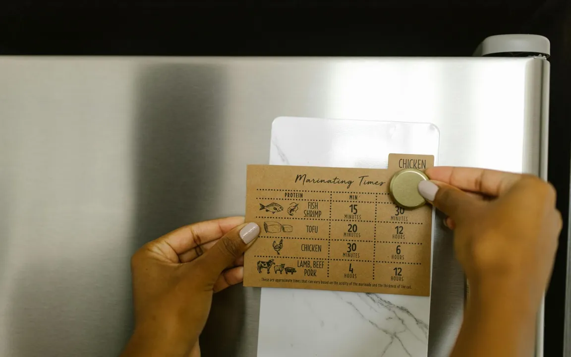 O item é usado para decorar e prender recados