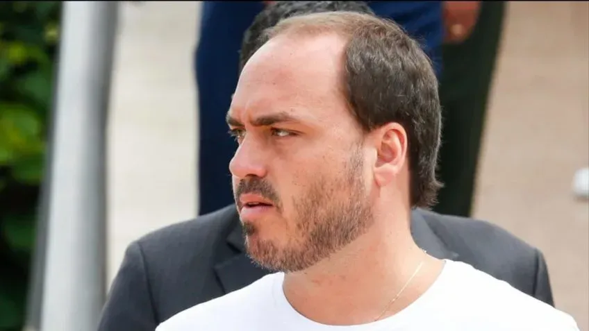 Carlos Bolsonaro ficou na porta do hospital