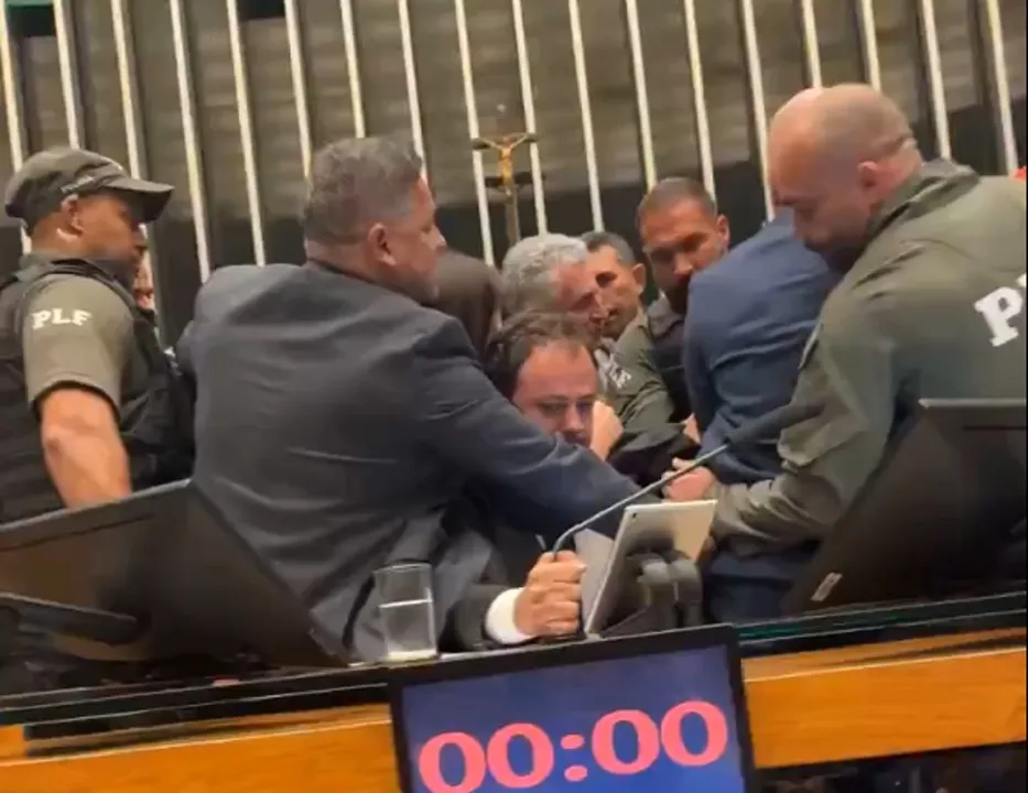 Glauber Braga foi retirado à força da cadeira do presidente da Câmara.