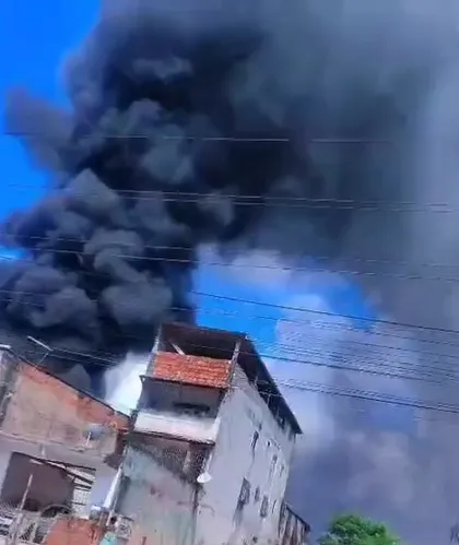 Imagem ilustrativa da imagem Incêndio atinge oficina de carros no Lobato; vídeo