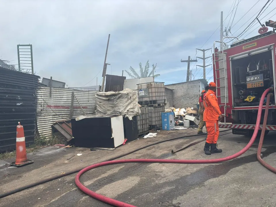 Imagem ilustrativa da imagem Incêndio de grandes proporções atinge ferro-velho em Salvador